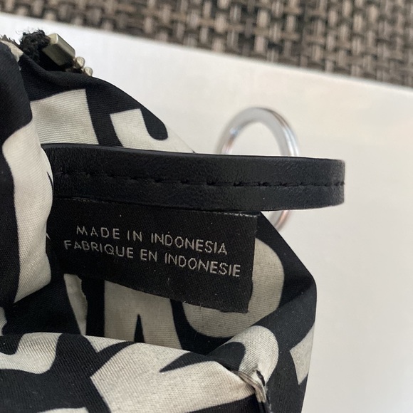 Pre-loved Marc by Marc Jacobs Metalic Siver Leather Purse - Picture 14 of 15